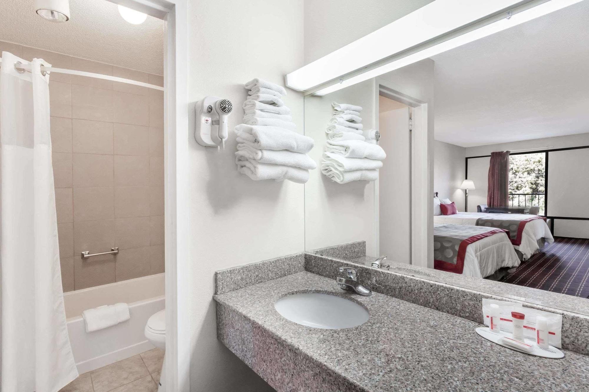 Travelodge By Wyndham Clarksville