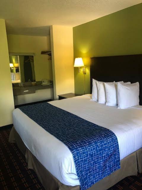 Travelodge By Wyndham Hotel Clarksville