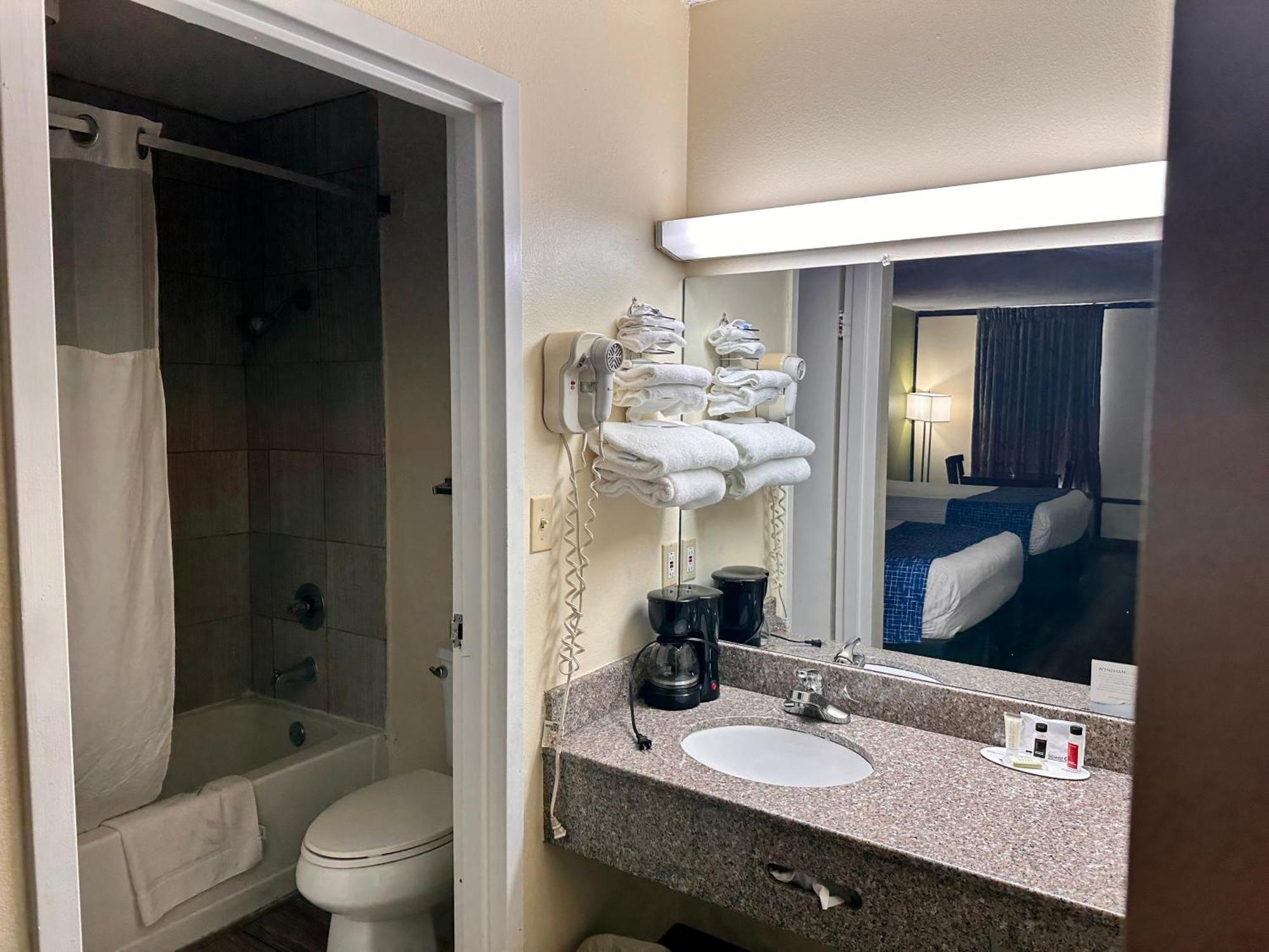 Travelodge By Wyndham Hotel Clarksville